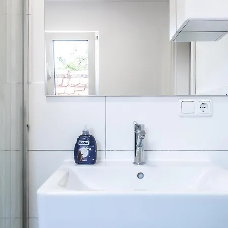 Апартаменты Arbeitnehmerunterkunft I 3 Betten I Balkon I Eigene Kueche & Bad *