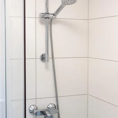 Arbeitnehmerunterkunft I 3 Betten I Balkon I Eigene Kueche & Bad * Гросс-Умштадт