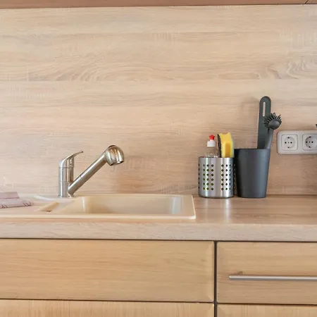 Arbeitnehmerunterkunft I 3 Betten I Balkon I Eigene Kueche & Bad Апартаменты