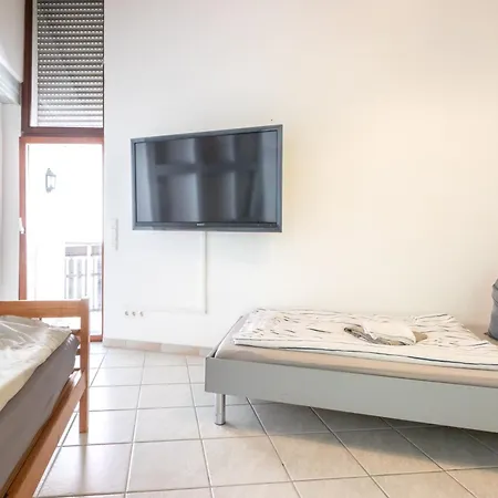 Arbeitnehmerunterkunft I 3 Betten I Balkon I Eigene Kueche & Bad Апартаменты