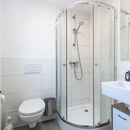 Апартаменты Arbeitnehmerunterkunft I 3 Betten I Balkon I Eigene Kueche & Bad Гросс-Умштадт