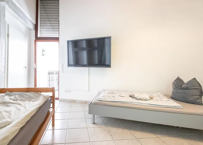 Arbeitnehmerunterkunft I 3 Betten I Balkon I Eigene Kueche & Bad Apartamento